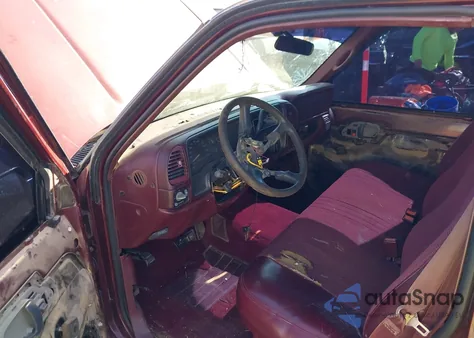 1998 Chevrolet C1500 Fleetside z USA, uszkodzony, nr VIN 1GCEC14W7WZ185024